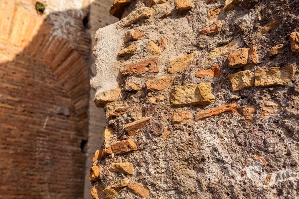 Détail des murs du célèbre Colisée de Rome — Photo