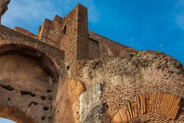 Détail des murs du célèbre Colisée de Rome — Photo