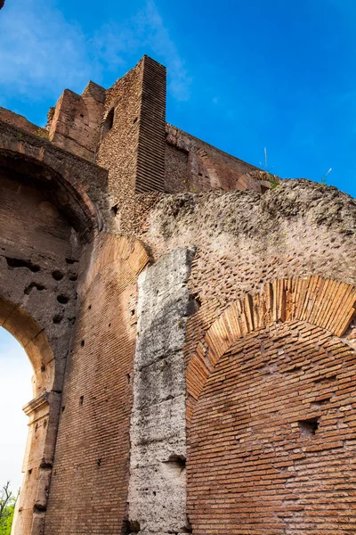 Détail des murs du célèbre Colisée de Rome — Photo