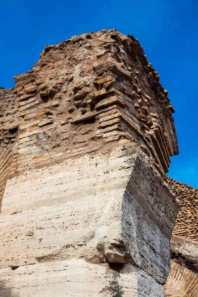 Λεπτομέρεια των τειχών του διάσημου Κολοσσαίο στη Ρώμη — Φωτογραφία Αρχείου