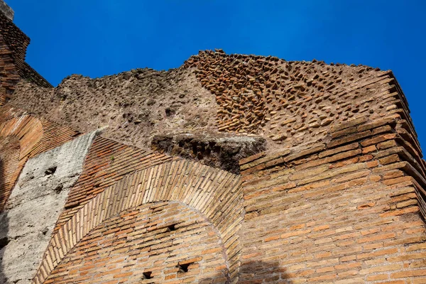 Détail des murs du célèbre Colisée de Rome — Photo