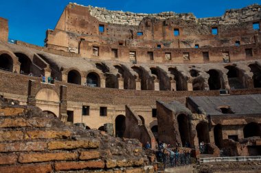 Roma'da ünlü Kolezyum İç ziyaret Turistler