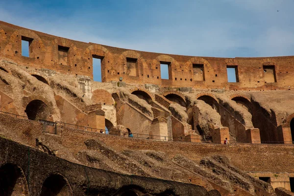 Touristes visitant l'intérieur du célèbre Colisée de Rome — Photo