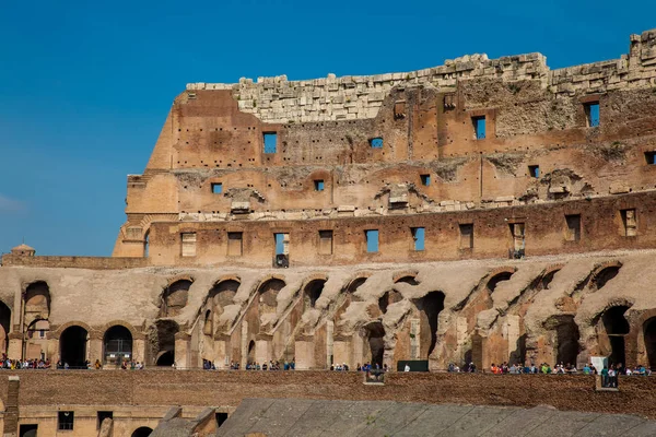 Touristen besuchen das Innere des berühmten Kolosseums in Rom — Stockfoto