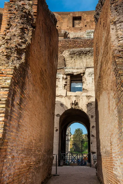 Intérieur du célèbre Colisée de Rome — Photo