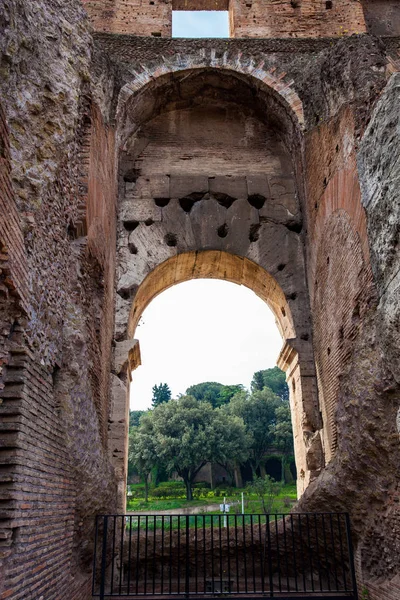 Интерьер знаменитого Колизея в Риме — стоковое фото