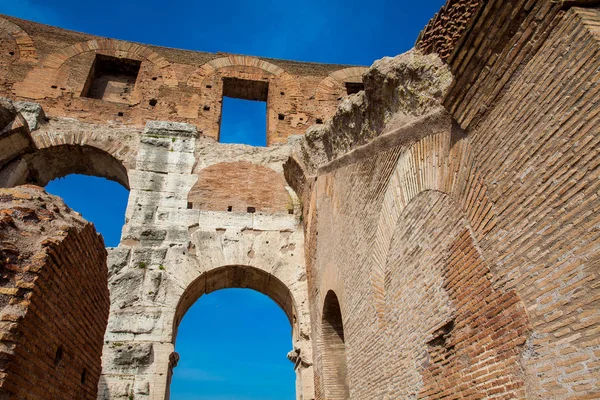Intérieur du célèbre Colisée de Rome — Photo