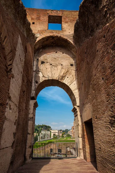 Łuk Tytusa i Via Sacra widziany z Koloseum — Zdjęcie stockowe