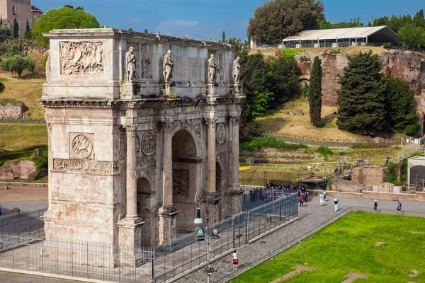 Триумфальная арка Константина в Риме, расположенная между Колизеем и Палатинским холмом, построенная в 315 году нашей эры — стоковое фото