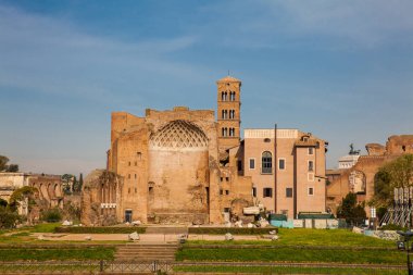 Velian Tepesi ve Titus Kemeri üzerinde bulunan Venüs ve Roma Tapınağı kalıntıları
