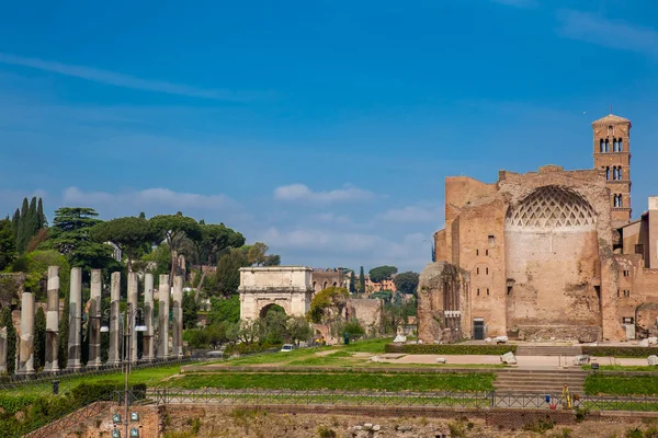 Ruïnes van de tempel van Venus en Roma gelegen op de Velian Hill en de boog van Titus — Stockfoto