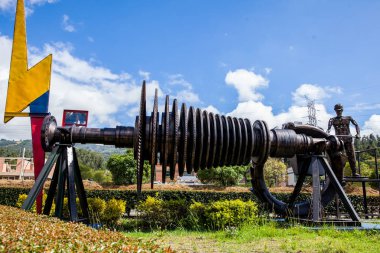 Jose Medardo Leguizamo tarafından güzel endüstriyel sanat heykel enerji üretmek için kömür kullanan bir adam