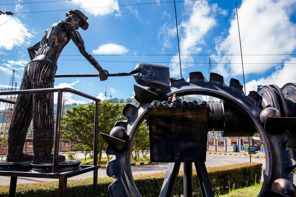 Schöne industrielle Kunst-Skulptur von jose medardo leguizamo eines Mannes, der Kohle verwendet, um Energie zu erzeugen — Stockfoto