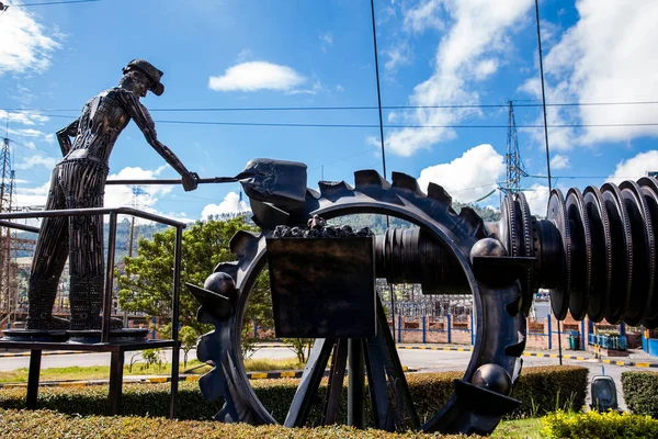 Schöne industrielle Kunst-Skulptur von jose medardo leguizamo eines Mannes, der Kohle verwendet, um Energie zu erzeugen — Stockfoto