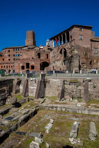 Roma şehrinde 106 yılında inşa Trajan Forumu Antik kalıntıları - 112 Ad