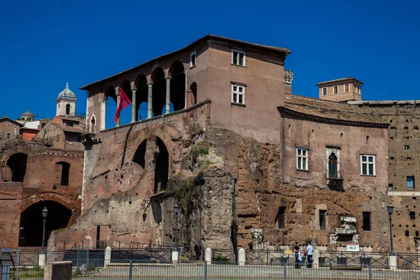 Oude ruïnes van het forum van Trajanus gebouwd in 106-112 AD in de stad Rome — Stockfoto