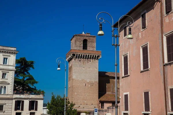 La famosa Torre Borgia contro un bel cielo blu a Roma — Foto Stock