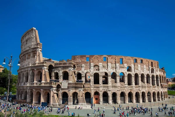 A híres római Colosseumhoz látogató turisták egy szép kora tavaszi napon — Stock Fotó