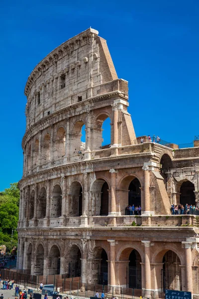 Turister som besöker den berömda Colosseum i Rom i en vacker tidig vårdag — Stockfoto