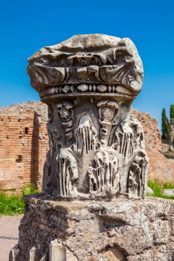 Roma'daki Roma Forumu'nda antik binaların sütun kalıntıları