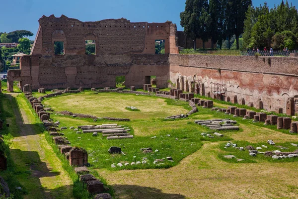 Turyści odwiedzający Stadion Domitian na Palatine Hill w Rzymie — Zdjęcie stockowe