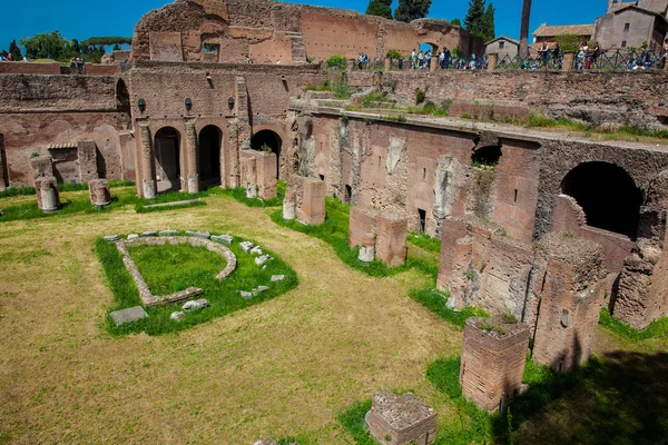 Roma'daki Palatine Tepesi'ndeki Domitian Stadyumu'nu ziyaret eden turistler — Stok fotoğraf