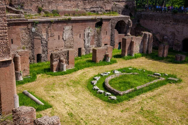 Touristes visitant le Stade de Domitien sur la Colline Palatine à Rome — Photo