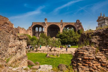 Roma'daki Roma Forumu'nda Maxentius ve Konstantin Bazilikası'na gelen turistler