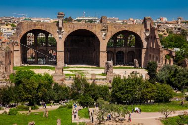 Roma'daki Roma Forumu'nda Maxentius ve Konstantin Bazilikası'na gelen turistler