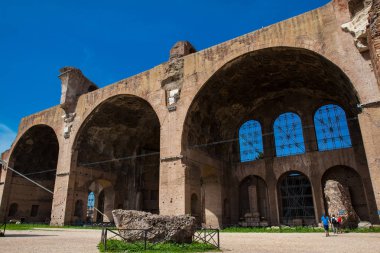 Roma'daki Roma Forumu'nda Maxentius ve Konstantin Bazilikası