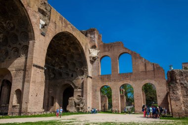 Roma'daki Roma Forumu'nda Maxentius ve Konstantin Bazilikası'na gelen turistler