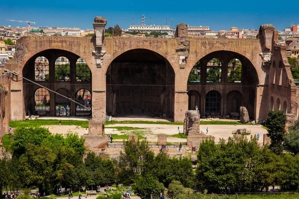 Roma'daki Roma Forumu'nda Maxentius ve Konstantin Bazilikası'na gelen turistler