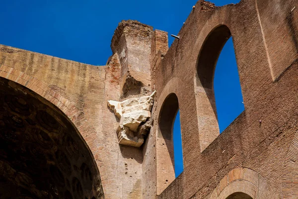 Λεπτομέρεια των τειχών της Βασιλικής του Μαξένους και του Κωνσταντίνου στο ρωμαϊκό φόρουμ στη Ρώμη — Φωτογραφία Αρχείου