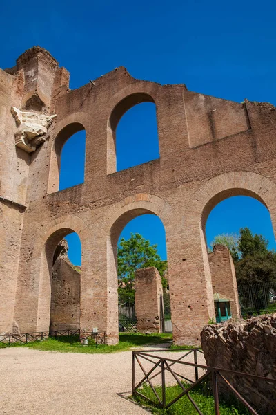 Detalhe das muralhas da Basílica de Magêncio e Constantino no Fórum Romano em Roma — Fotografia de Stock