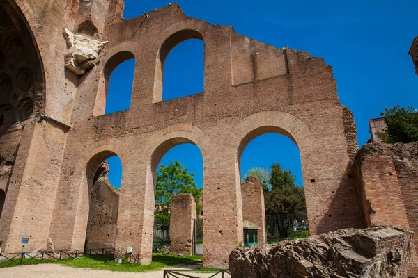 Détail des murs de la basilique de Maxence et Constantin dans le Forum romain de Rome — Photo