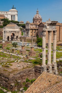 Roma'daki Roma Forumu'nda Castor ve Pollux Tapınağı ve Septimius Severus Kemeri kalıntıları