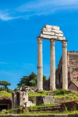 Roma'daki Roma Forumu'nda Castor ve Pollux Tapınağı veya Dioscuri kalıntıları