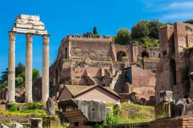 Roma'daki Roma Forumu'nda Castor ve Pollux Tapınağı ve Julia Bazilikası kalıntıları
