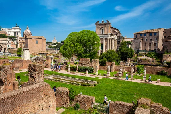 Uitzicht op de oude ruïnes van het Forum Romanum in Rome — Stockfoto