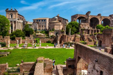 Roma'daki Roma Forumu'nun antik kalıntılarının görünümü