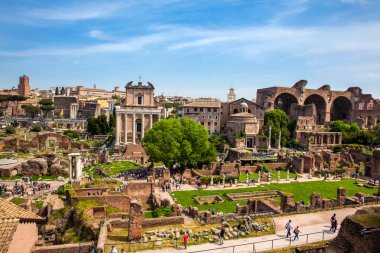 Roma'daki Roma Forumu'nun antik kalıntılarının görünümü