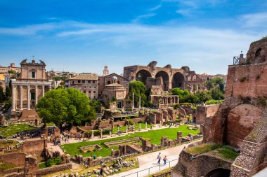 Roma'daki Roma Forumu'nun antik kalıntılarının görünümü