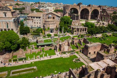 Roma'daki Roma Forumu'nun antik kalıntılarının görünümü