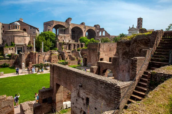 Blick auf die antiken Ruinen des römischen Forums in Rom — Stockfoto