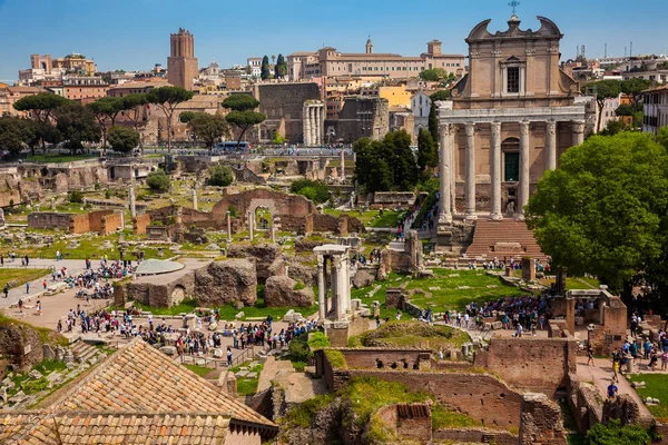 Roma'daki Roma Forumu'nun antik kalıntılarının görünümü