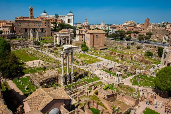 Vista das antigas ruínas do Fórum Romano em Roma — Fotografia de Stock