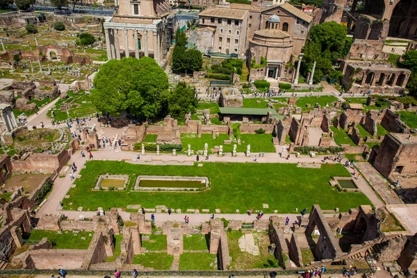 Roma'daki Roma Forumu'nun antik kalıntılarının görünümü