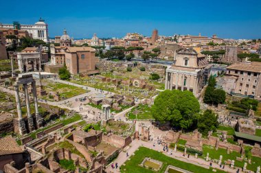 Roma'daki Roma Forumu'nun antik kalıntılarının görünümü