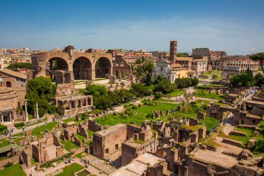 Roma Forumu ve Roma'daki Kolezyum antik kalıntılarının görünümü
