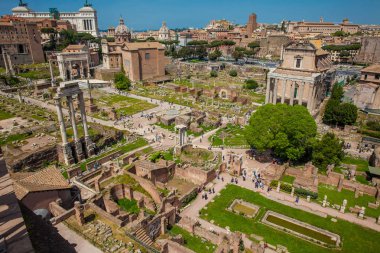 Roma'daki Roma Forumu'nun antik kalıntılarının görünümü